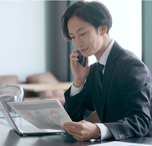 経営者の方と電話してる様子