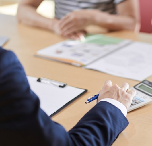 財産を評価している様子