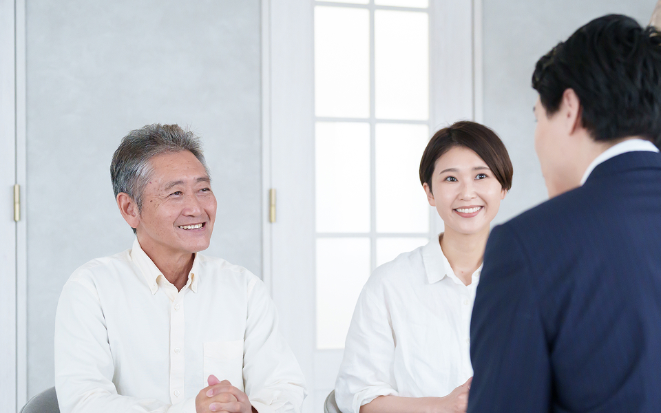 相続・贈与・資産税関連の話をしている様子